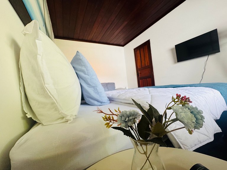 Quarto Confortável | Banheiro Externo exclusivo